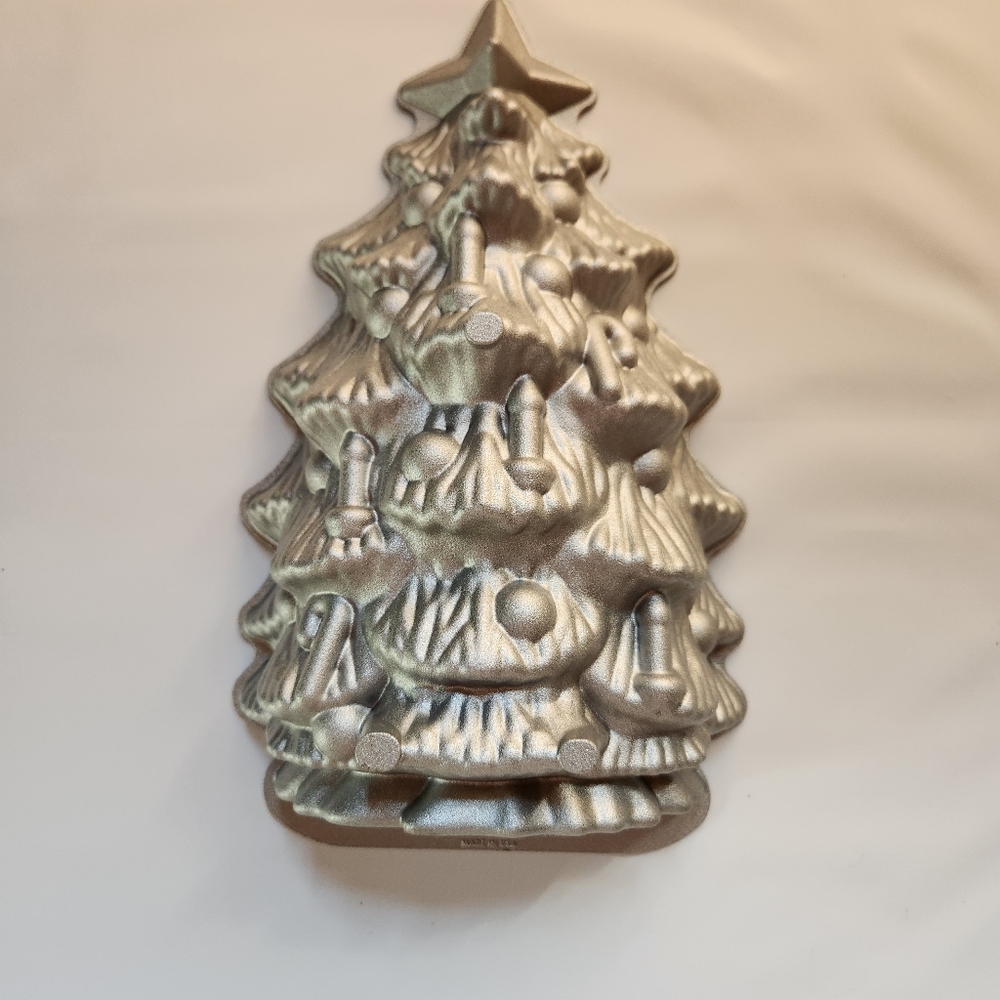 Williams Sonoma Nordic Ware 3D Christmas Tree Cake Pan Mold